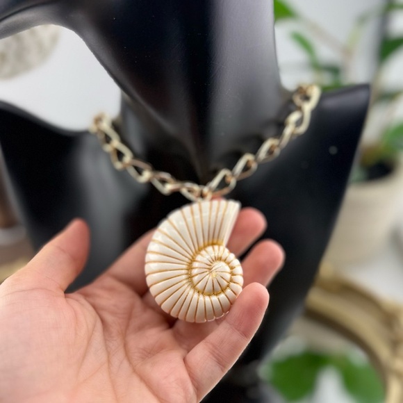 Gold Shell Pendant Necklace (18+3) - Picture 4 of 10